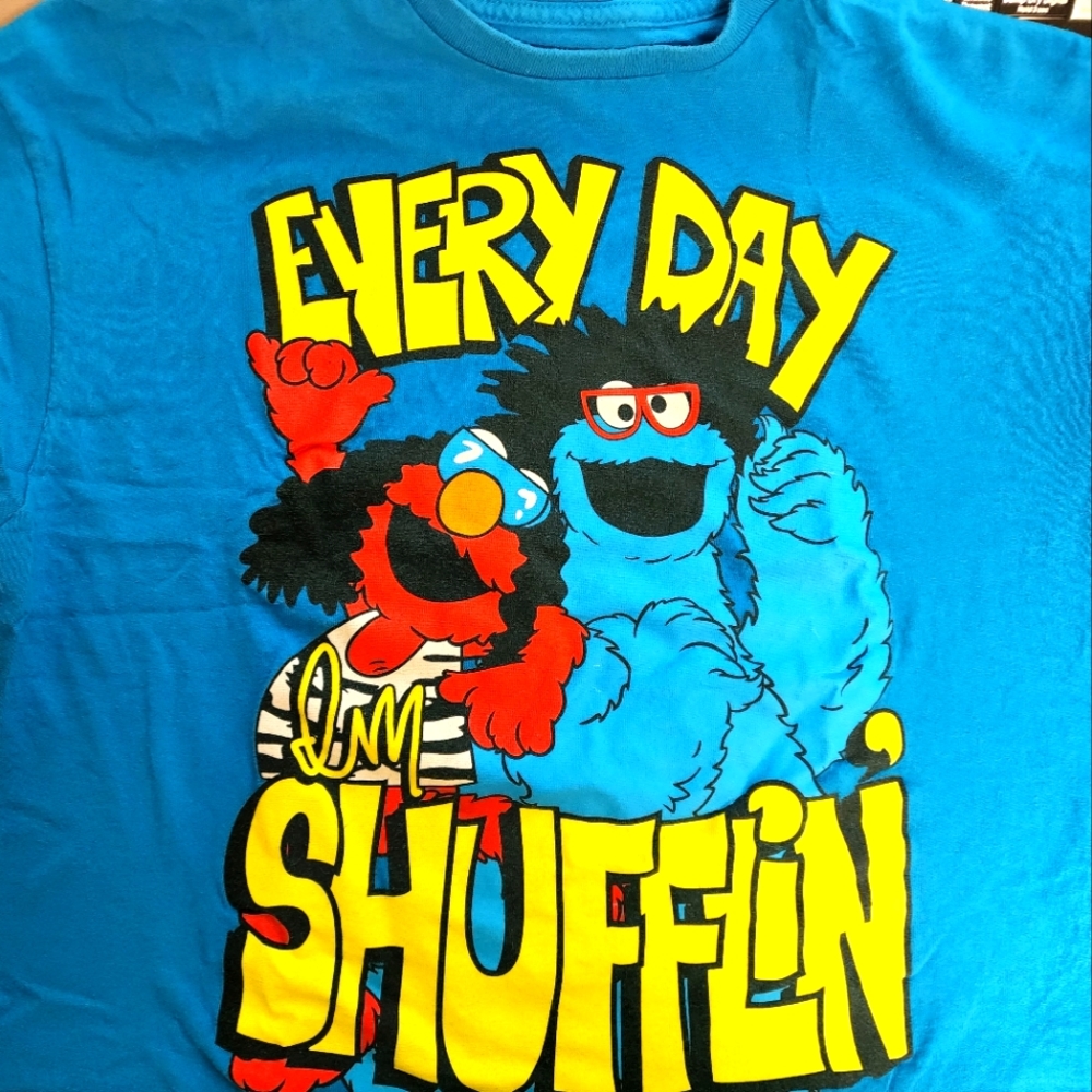 Sesame Street Men's XL ELMO and COOKIE MONSTER Shufflin Tshirt